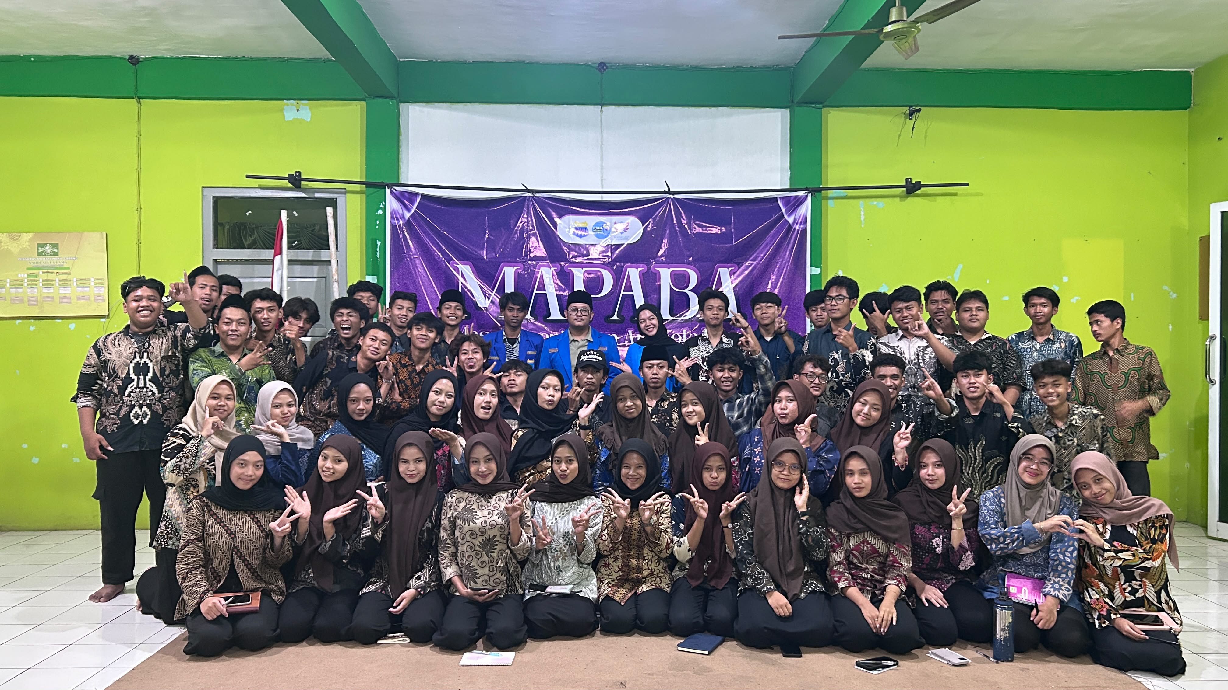 Peserta dan Panitia MAPABA PMII Rayon Ushuluddin berfoto bersama usai pembukaan kegiatan di Gedung NU Gunungpati, Semarang, Jumat (12/9/2026).